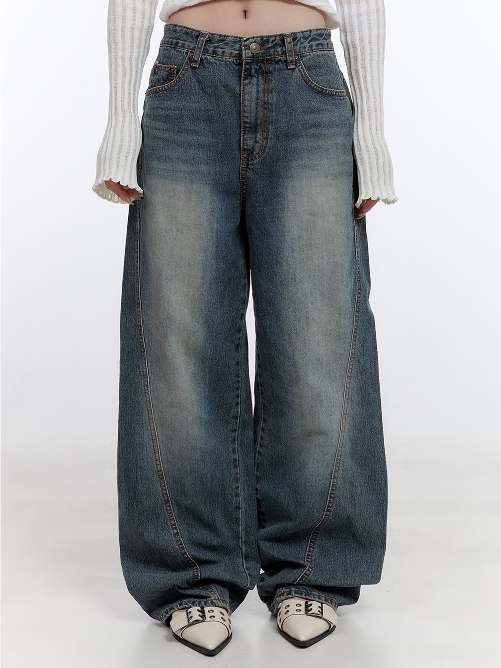Mid-Rise Wide Leg Jeans in Washed Denim